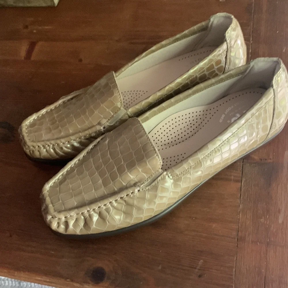 SAS Womens Faux Alligator Neutral Tan Slip On Loafers Sz 7